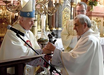 ▲	Biskup Ignacy Dec wręczył statuetkę świdnickiemu duszpasterzowi w czasie konferencji dziekanów.