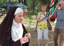 ▲	Miała ze sobą wszystkie zioła, o których mówiła, by je pokazać zainteresowanym.