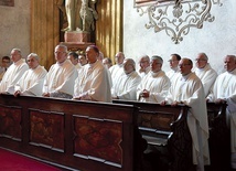 ▲	Uczestnicy spotkania z bp. Adamem Bałabuchem koncelebrujący Mszę św. w kaplicy Matki Bożej Świdnickiej.