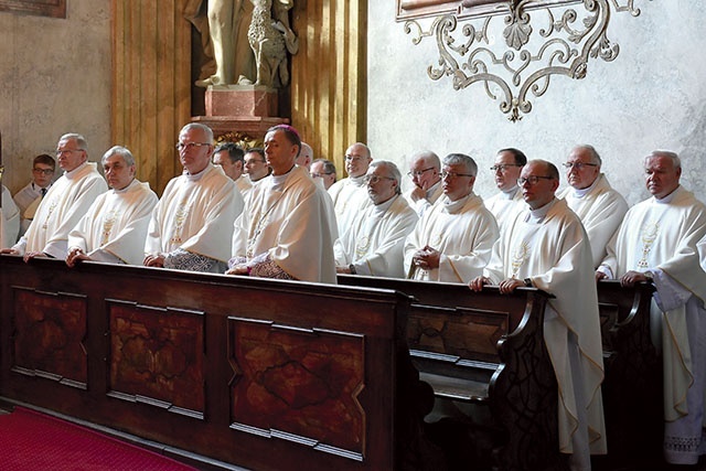 ▲	Uczestnicy spotkania z bp. Adamem Bałabuchem koncelebrujący Mszę św. w kaplicy Matki Bożej Świdnickiej.