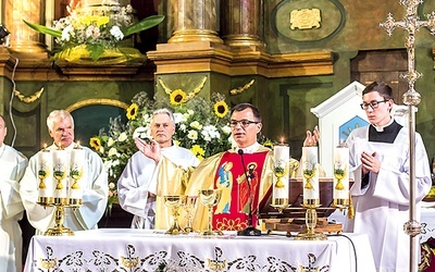 Przewodniczący liturgii kapłan obchodzi w tym roku 25. rocznicę święceń.