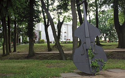 Po występach można zwiedzić urokliwy park – niektóre drzewa pamiętają tu czasy pianisty.