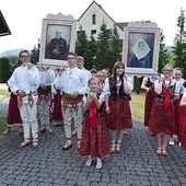 Feretrony nieśli młodzi w strojach regionalnych.