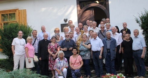 Pielgrzymi z kapelanem ks. Poniewieskim przed dworkiem, w którym urodził się Henryk Sienkiewicz.