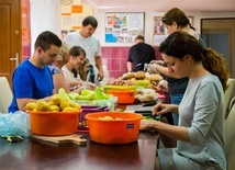 W każdą niedzielę o 15.00 wolontariusze "Zupy za Ratuszem" wspólnie przygotowują posiłek dla ubogich.