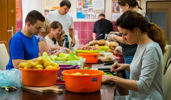 W każdą niedzielę o 15.00 wolontariusze "Zupy za Ratuszem" wspólnie przygotowują posiłek dla ubogich.