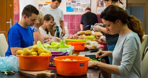 W każdą niedzielę o 15.00 wolontariusze "Zupy za Ratuszem" wspólnie przygotowują posiłek dla ubogich.