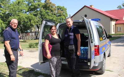 Dagmara Kornacka i Straż Miejska rozwożą wodę dla bezdomnych.