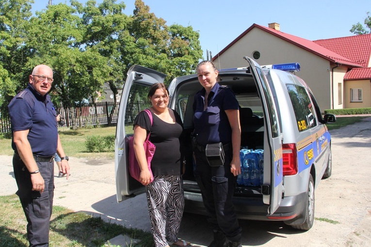 Dagmara Kornacka i Straż Miejska rozwożą wodę dla bezdomnych.