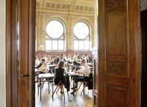 W dużych miastach problemem jest dostanie się do wymarzonej szkoły.