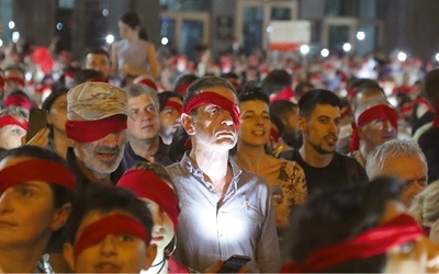 Protestujący przed gruzińskim parlamentem domagali się dymisji premiera z powodu wizyty w Gruzji rosyjskiego parlamentarzysty znanego z antygruzińskiego nastawienia.