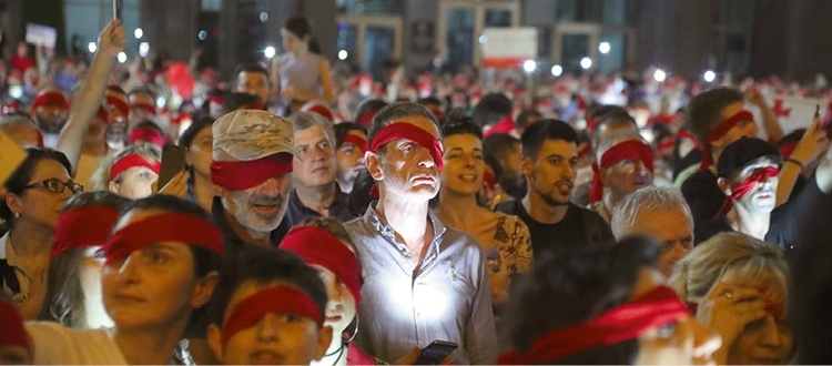 Protestujący przed gruzińskim parlamentem domagali się dymisji premiera z powodu wizyty w Gruzji rosyjskiego parlamentarzysty znanego z antygruzińskiego nastawienia.