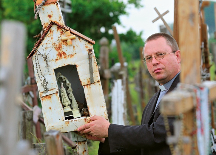 – Ludzi wywożono na Sybir, a ponieważ rodzina nie miała pojęcia o ich losach, a władze carskie nie pozwalały stawiać im nagrobków, wierni zaczęli przynosić tu krzyże – wyjaśnia bp Algirdas Jurevičius.