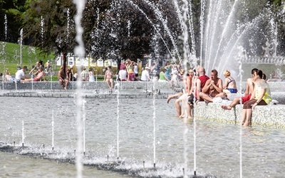 Woda w miejskich fontannach może być skażona mikroorganizmami obecnymi w zwierzęcych odchodach.