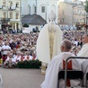 Wierni tłumnie wypełnili plac przed katedrą