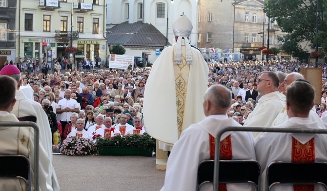 Wierni tłumnie wypełnili plac przed katedrą