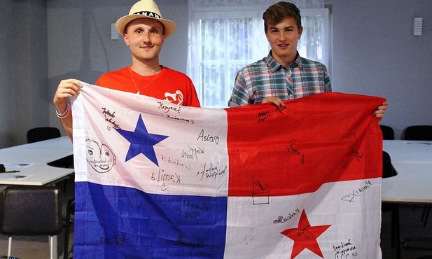 Piotr Motyka i Jakub Waligóra podczas spotkania w sali parafialnej w Milówce.