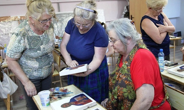 Anna Crisanti z łodygowickimi seniorkami tworzącymi swoje pierwsze ikony.