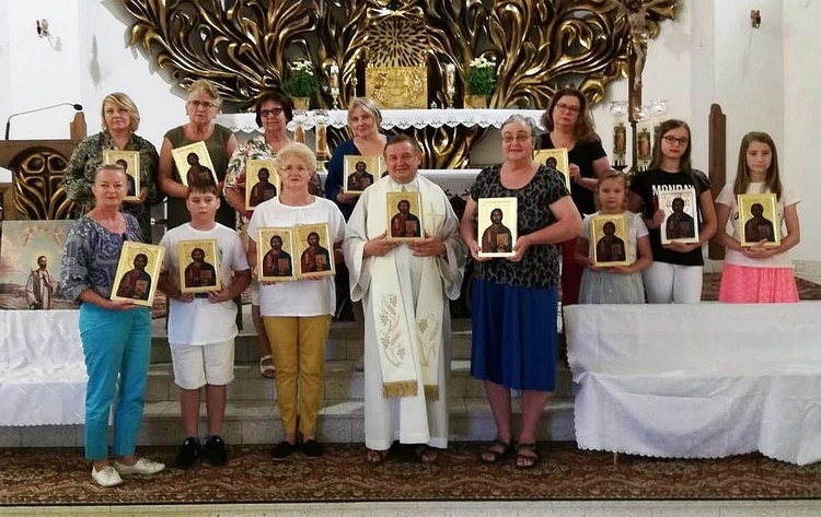 Ikonopisarze w moszczanickim kościele po uroczystości pobłogosławienia ikon.
