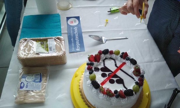 Katowice: Fundacja Napraw Sobie Miasto zorganizowała urodziny niedziałających schodów na dworcu PKP