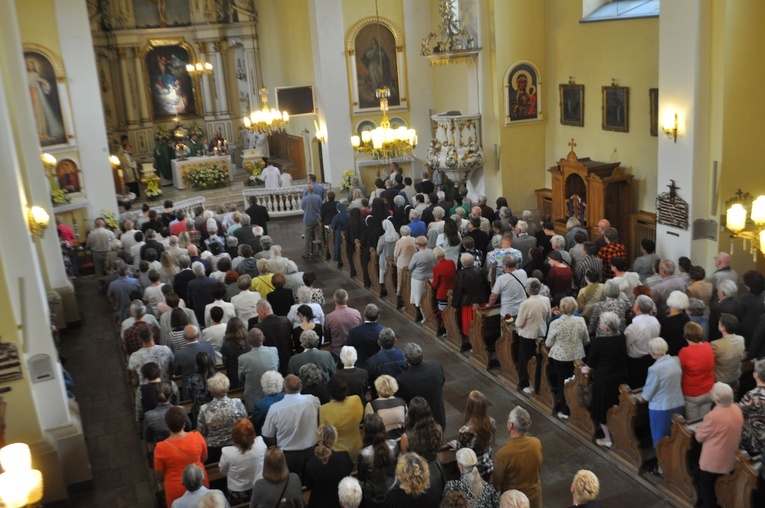 Wierni wypełnili kościół w czasie Mszy św. ingresowej.