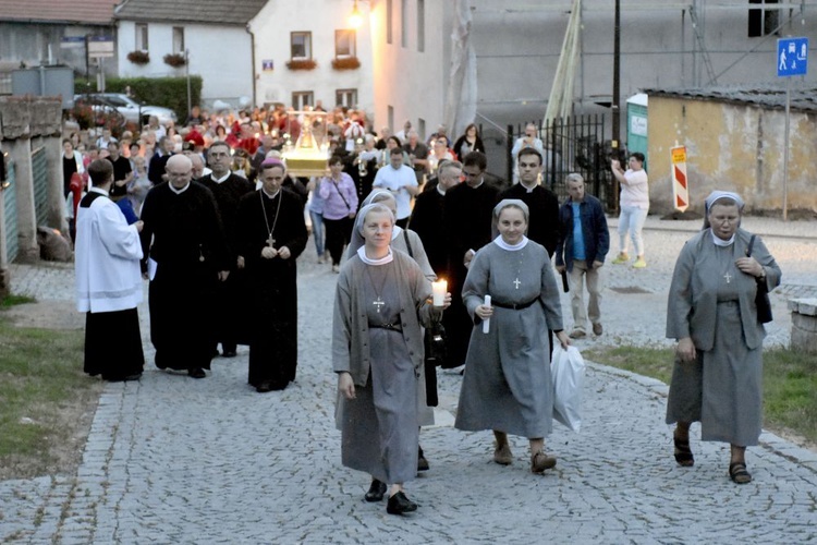 Odpust w sanktuarium Strażniczki Wiary Świętej w Bardzie Śląskim