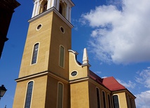 Świątynia stanowi jeden z nielicznych w okolicy obiektów zabytkowych w stylu klasycystycznym.