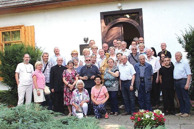 	Pielgrzymi ze swym kapelanem przed dworkiem, w którym urodził się H. Sienkiewicz.