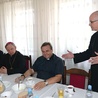 Za lata pracy wykładowcy (drugi z prawej) dziękuje ks. Jarosław Wojtkun, rektor WSD w Radomiu.