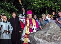 Pamiątkowy obelisk poświęcił abp Józef Górzyński.