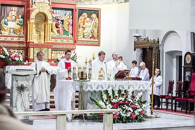 Dziękczynnej Mszy św. przewodniczył ks. Tomasz Stempkowski.