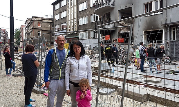 Pani Natalia i pan Robert ratowali sąsiadów z budynku, w którym doszło do eksplozji. Następnego dnia byli tu ponownie.