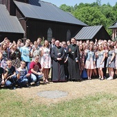 ▲	Wakacyjną ekipę oazowiczów odwiedził bp Piotr.