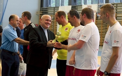 ▲	Puchary i gratulacje przekazał biskup osobiście.