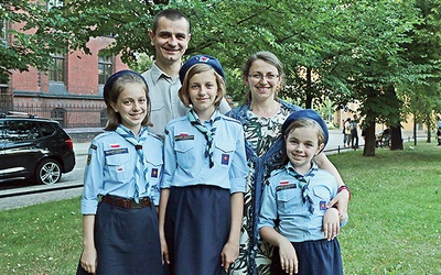 Julia, Zuzia i Ania w mundurach harcerskich wraz z rodzicami.