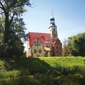 Świątynia, mimo wielu uszczerbków, wygląda bajkowo.