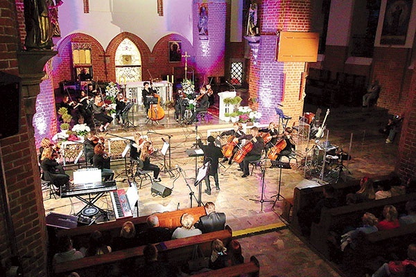 ►	Elbląska Orkiestra Kameralna w katedrze pw. św. Mikołaja zagrała w sobotę 7 lipca. Festiwal trwał trzy dni.