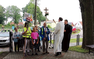 ▲	Ksiądz Arkadiusz Dekański wita pielgrzymów z Nowego Stawu. 