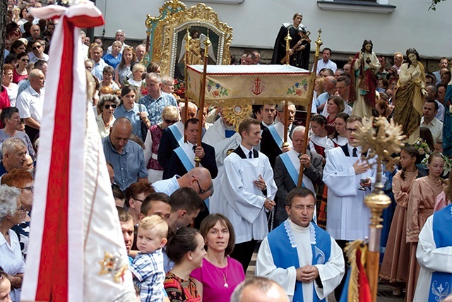 Procesja eucharystyczna wokół bazyliki.