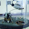 ►	Miniatura statku Apollo 11.
