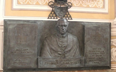 Arcybiskup Zygmunt Zimowski jest pochowany w radomskiej katedrze.