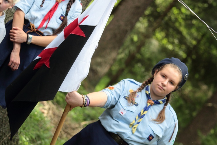 Harcerki w olszyńskim lesie