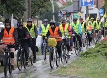 Pielgrzymi są już na trasie. Gdy wyruszali, padał deszcz.