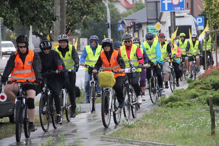 Pielgrzymi są już na trasie. Gdy wyruszali, padał deszcz.