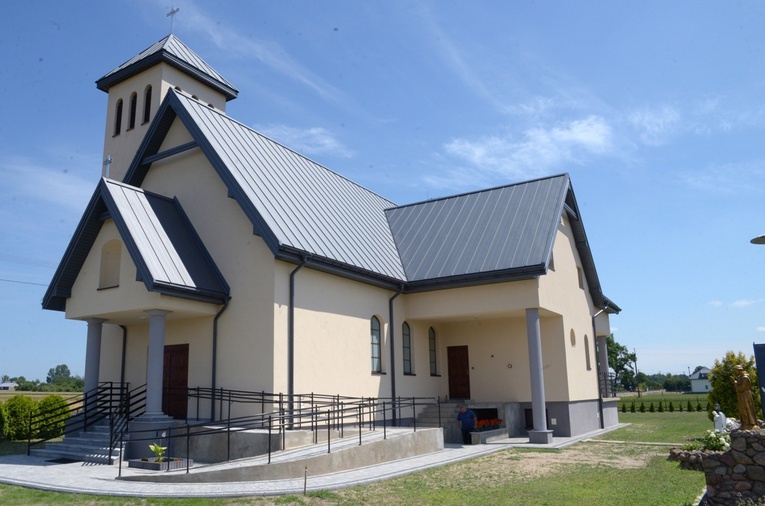 Kościół filialny pw. św. Jana Pawła II w Brudzewicach koło Studzianny.