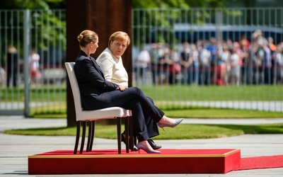 Kanclerz Merkel wysłuchała hymnów na siedząco