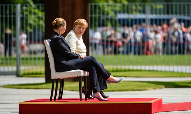 Kanclerz Merkel wysłuchała hymnów na siedząco
