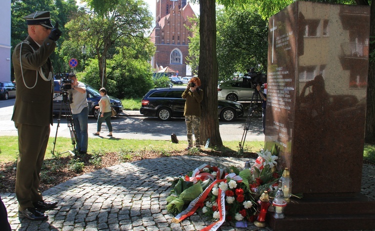 Złożeniem kwiatów pod pomnikiem Pamięci Ofiar Eksterminacji Ludności Polskiej na Wołyniu upamiętniono ofiary zbrodni wołyńskiej.