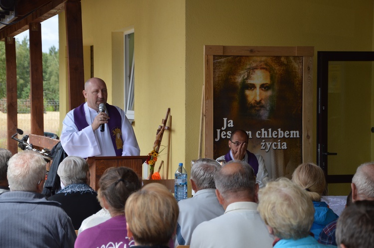 W Borowinach w OSP pielgrzymi uczestniczyli w Eucharystii.