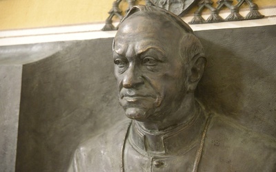 Pamiątkowe popiersie abp. Zygmunta Zimowskiego nad jego grobem w katedrze radomskiej.